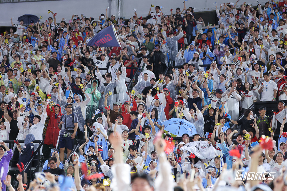 20일 롯데 자이언츠와 삼성 라이온즈의 경기가 열린 부산 사직야구장에서 팬들이 열띤 응원을 펼치고 있다. 롯데 자이언츠