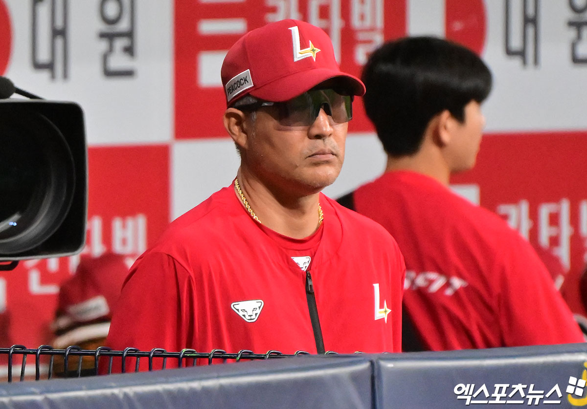 19일 오후 서울 구로구 고척스카이돔에서 열린 '2025 신한 SOL Bank KBO리그' SSG 랜더스와 키움 히어로즈의 경기, SSG 이숭용 감독이 경기를 지켜보고 있다. 엑스포츠뉴스 DB