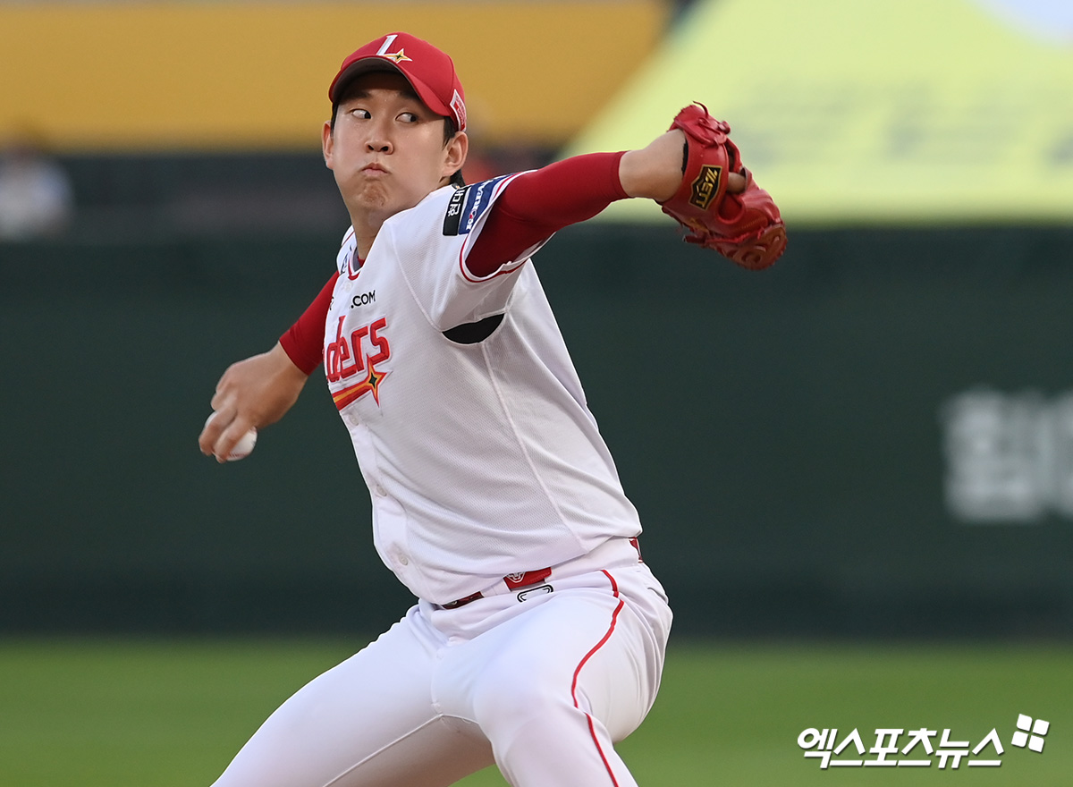 10일 오후 인천SSG랜더스필드에서 열린 '2024 신한 SOL Bank KBO리그' 한화 이글스와 SSG 랜더스의 경기, 1회초 SSG 선발투수 송영진이 공을 힘차게 던지고 있다. 엑스포츠뉴스 DB