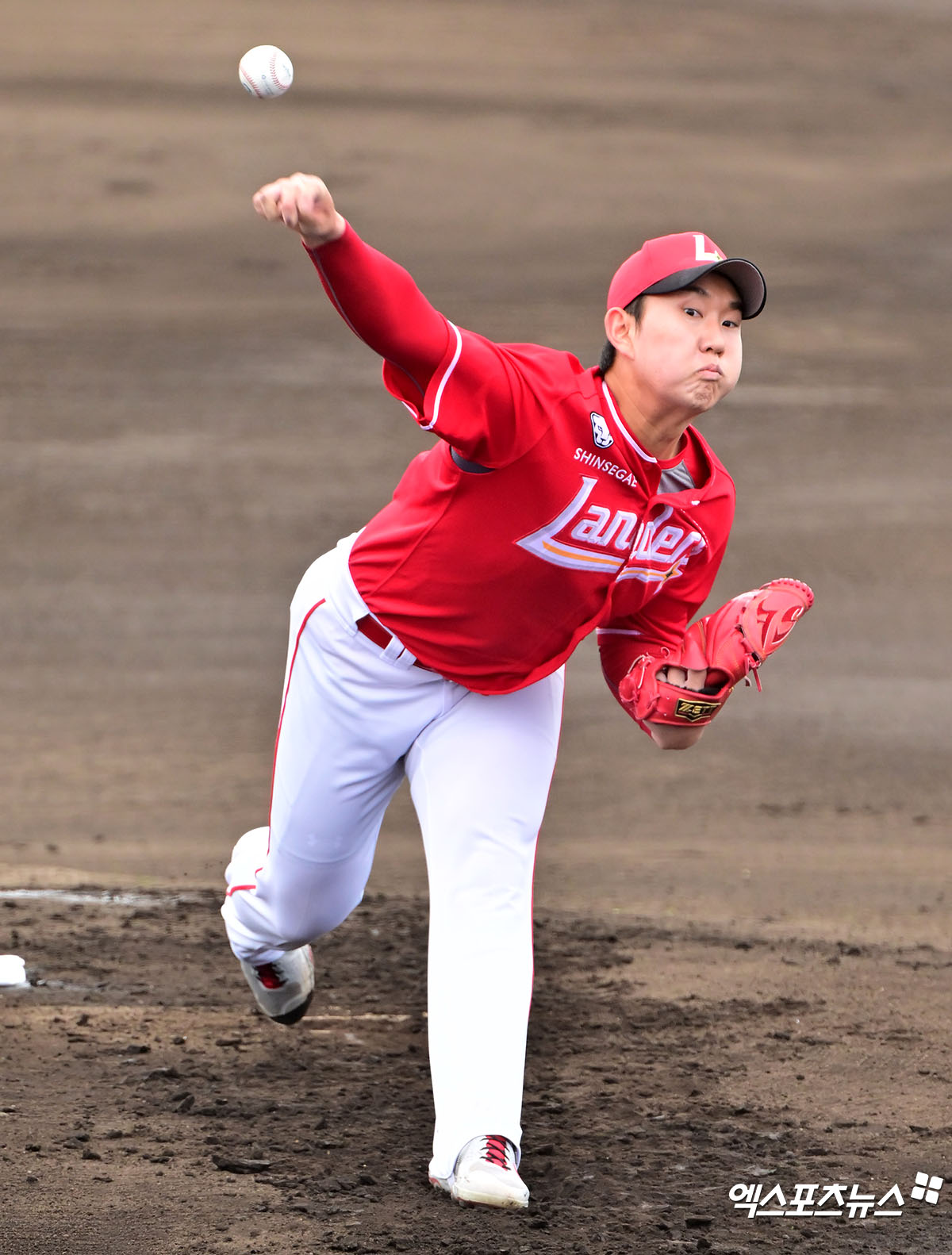 25일 오후 일본 오키나와 온나손 구장에서 열린 SSG 랜더스와 삼성 라이온즈의 연습경기, 1회말 SSG 선발투수 송영진이 공을 힘차게 던지고 있다. 엑스포츠뉴스 DB