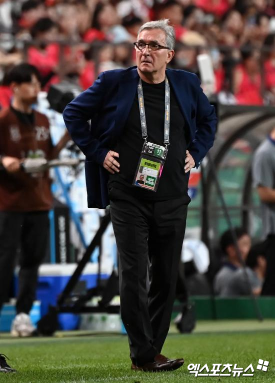 중국 소후 닷컴이 20일 중국 축구 대표팀 코칭스태프 예산이 이미 삭감돼 자금이 부족하다면서 좋은 감독이 오기 어렵다고 보도했다. 엑스포츠뉴스DB