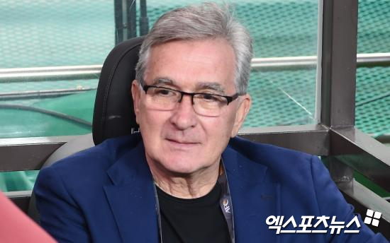 중국 소후 닷컴이 20일 중국 축구 대표팀 코칭스태프 예산이 이미 삭감돼 자금이 부족하다면서 좋은 감독이 오기 어렵다고 보도했다. 엑스포츠뉴스DB