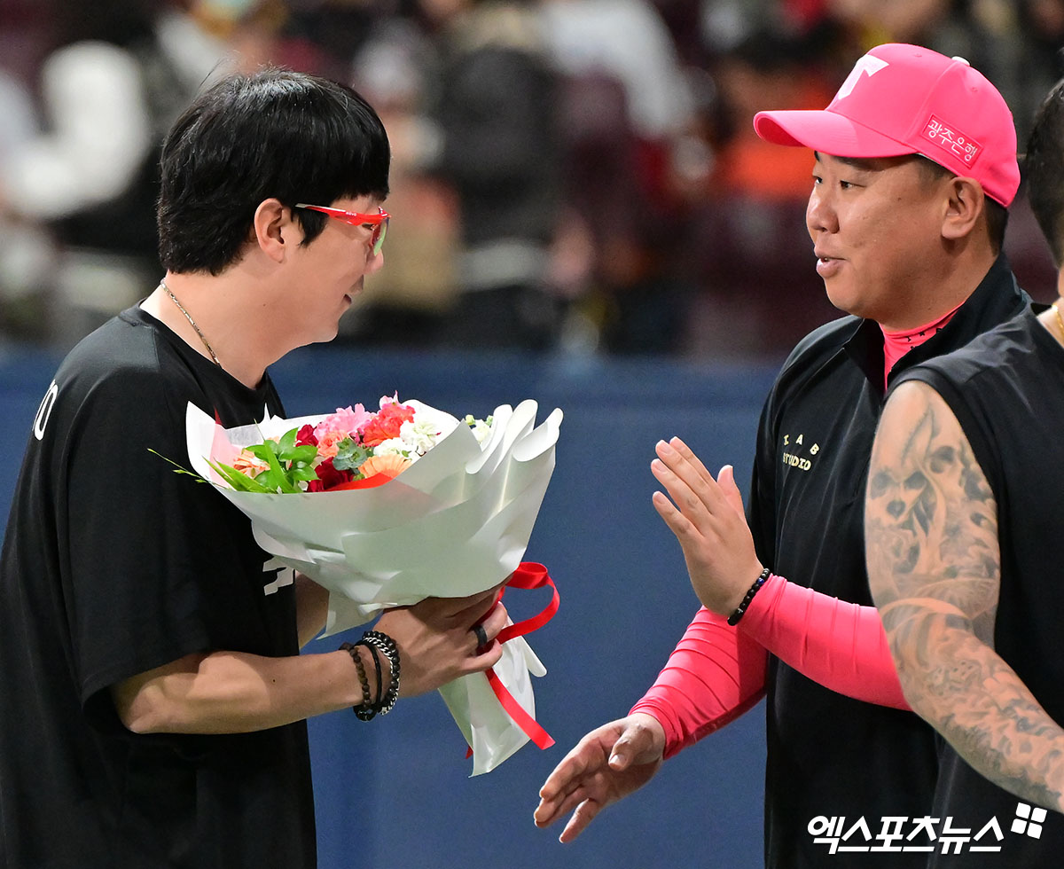 5일 오후 서울 구로구 고척스카이돔에서 열린 '2025 신한 SOL Bank KBO리그' KIA 타이거즈와 키움 히어로즈의 경기, KIA가 키움에 13:1로 대승을 거두며 3연패에서 탈출했다.  이날 경기에서 승리한 KIA 이범호 감독이 180승을 달성한 양현종에게 축하 꽃다발을 건네고 있다. 엑스포츠뉴스 DB