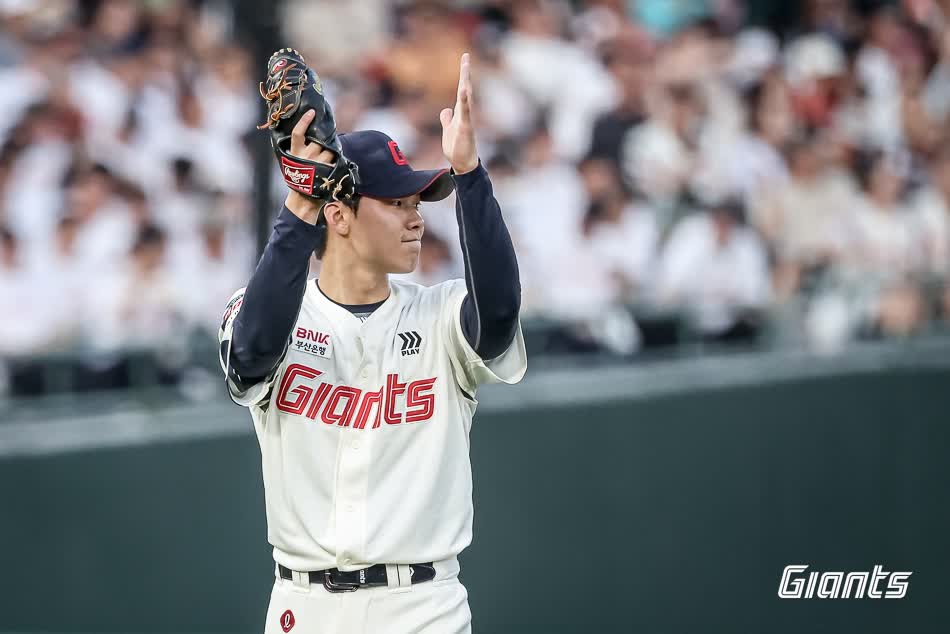 롯데 자이언츠 좌완 파이어볼러 유망주 홍민기가 18일 부산 사직야구장에서 열린 2025 신한 SOL Bank KBO리그 한화 이글스와의 팀 간 9차전에 선발등판, 4이닝 1실점 호투로 팀 연패 탈출에 힘을 보탰다. 사진 롯데 자이언츠