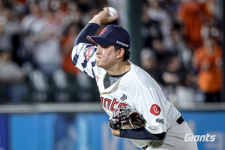 롯데 자이언츠 마무리투수 김원중이 지난 19일 한화 이글스전에 구원 등판해 역투하고 있다. 롯데 자이언츠