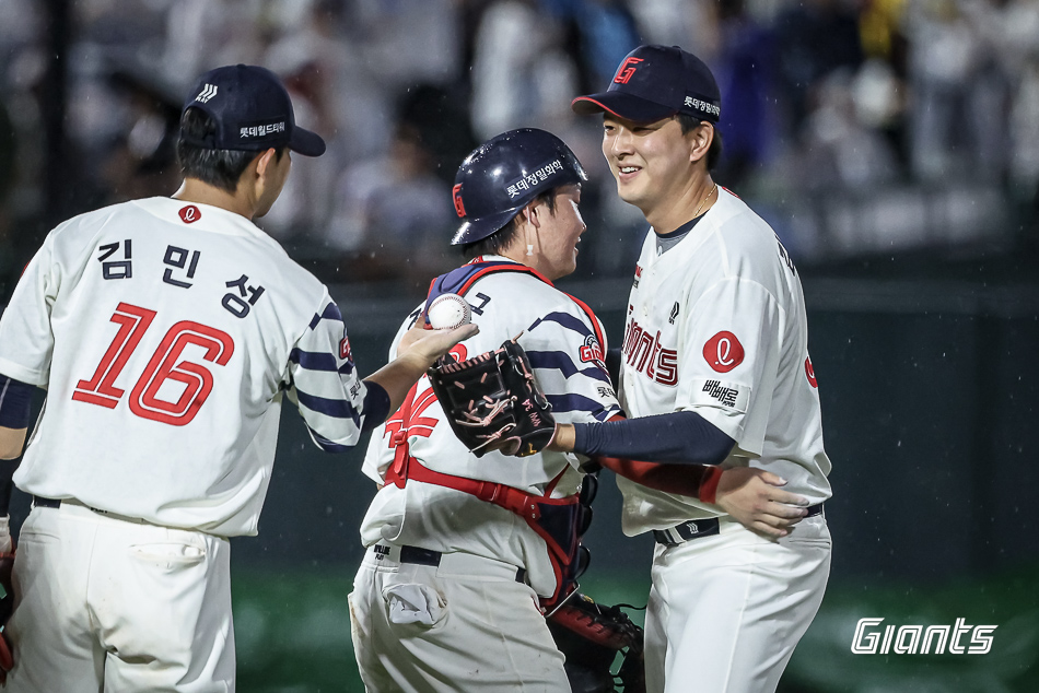 오른쪽에 선 롯데 자이언츠 마무리투수 김원중이 지난 20일 삼성 라이온즈전에 구원 등판해 승리를 지킨 뒤 동료들과 세리머니하고 있다. 김원중은 이날 삼성전에서 세이브를 추가하며 3년 연속 20세이브를 달성했다. 롯데 자이언츠