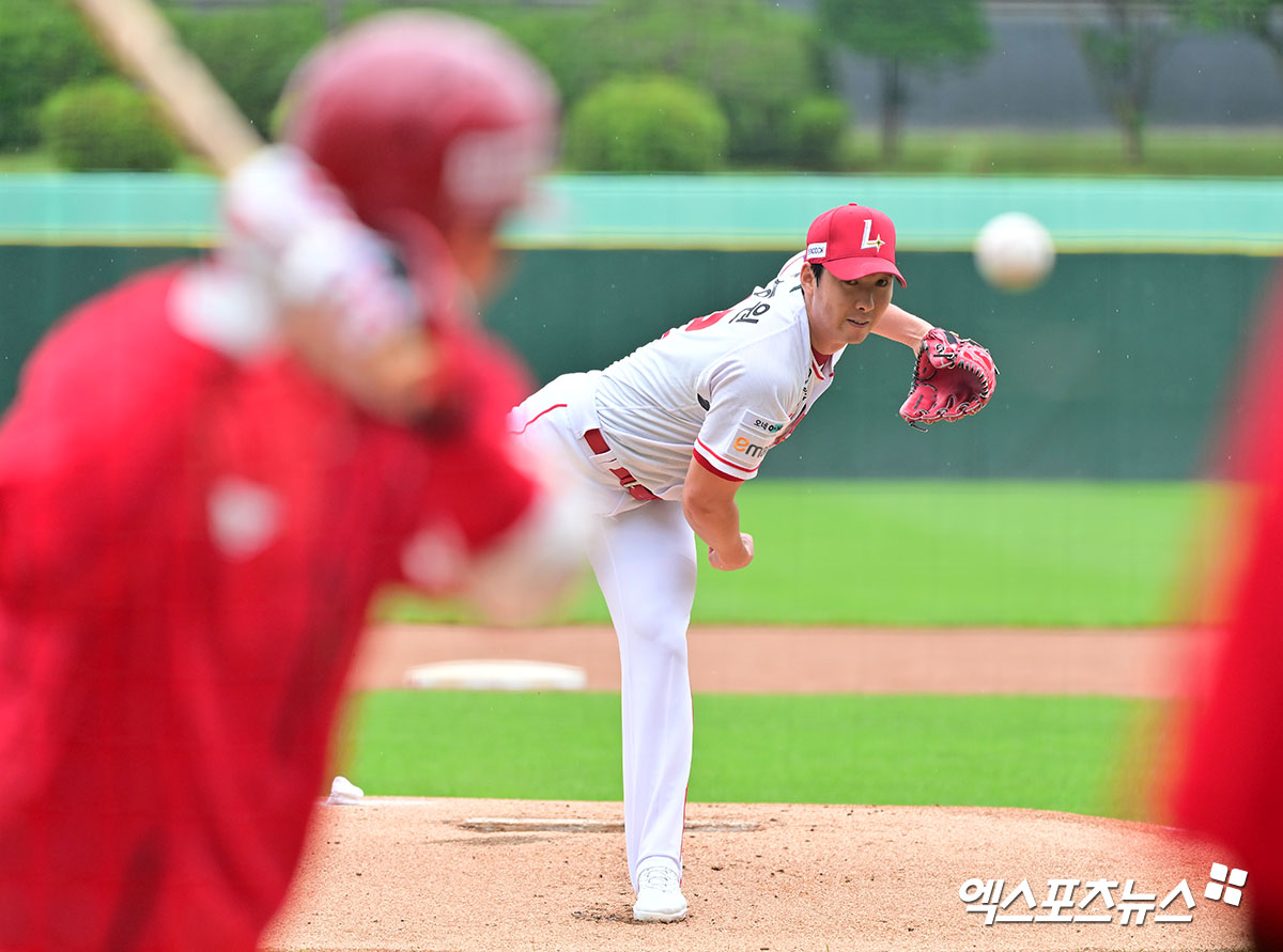 21일 오후 인천SSG랜더스필드에서 열린 '2025 신한 SOL Bank KBO리그' KIA 타이거즈와 SSG 랜더스의 경기, 경기 전 SSG 문승원이 라이브 피칭을 하고 있다. 인천, 김한준 기자