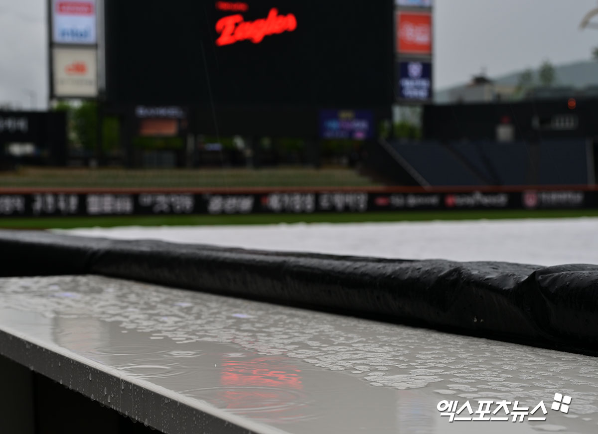 키움 히어로즈와 한화 이글스는 21일 대전 한화생명 볼파크에서 2025 신한 SOL Bank KBO리그 시즌 7차전 경기를 치를 예정이었다. 그러나 계속되는 장맛비에 두 팀은 이틀 연속 휴식을 취하게 됐다. 엑스포츠뉴스DB