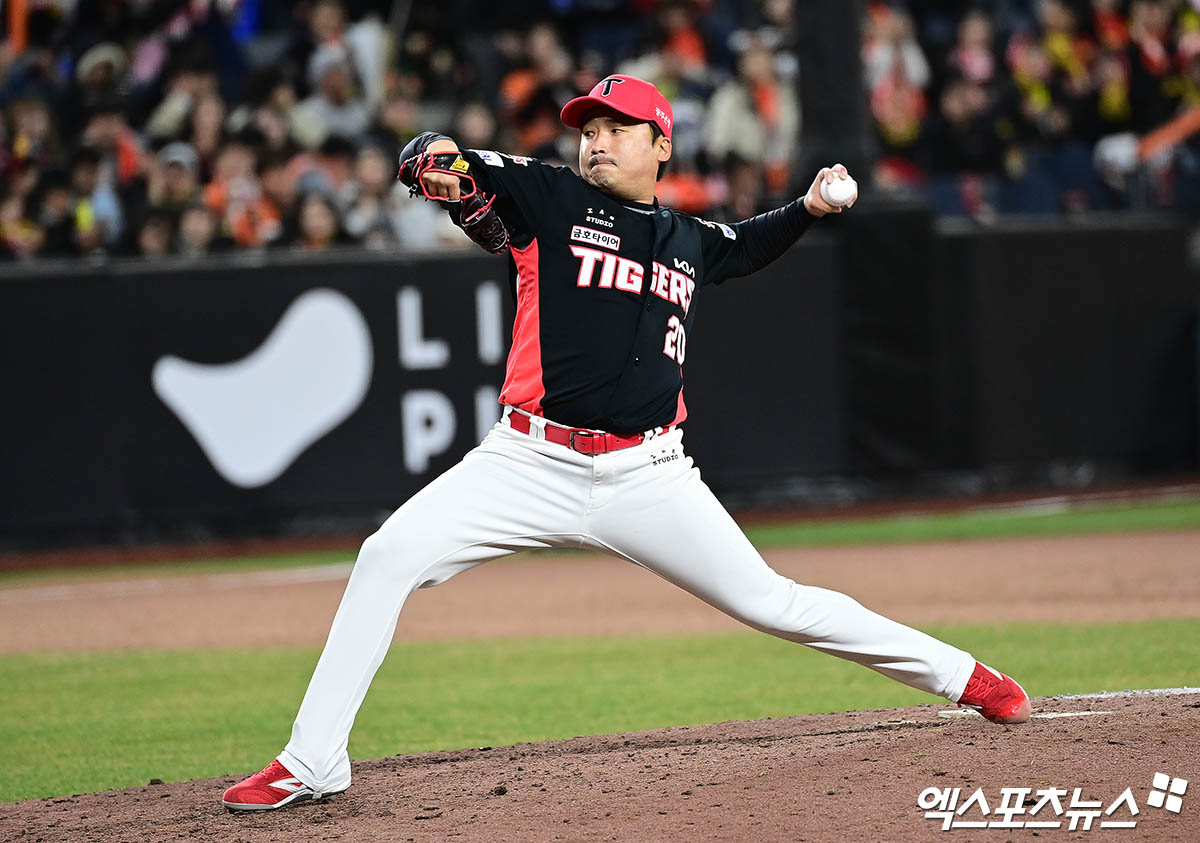 28일 오후 대전한화생명볼파크에서 열린 '2025 신한 SOL Bank KBO리그' 한화 이글스와 KIA 타이거즈의 경기, 7회말 2사 만루 KIA 이준영이 역투하고 있다. 엑스포츠뉴스 DB