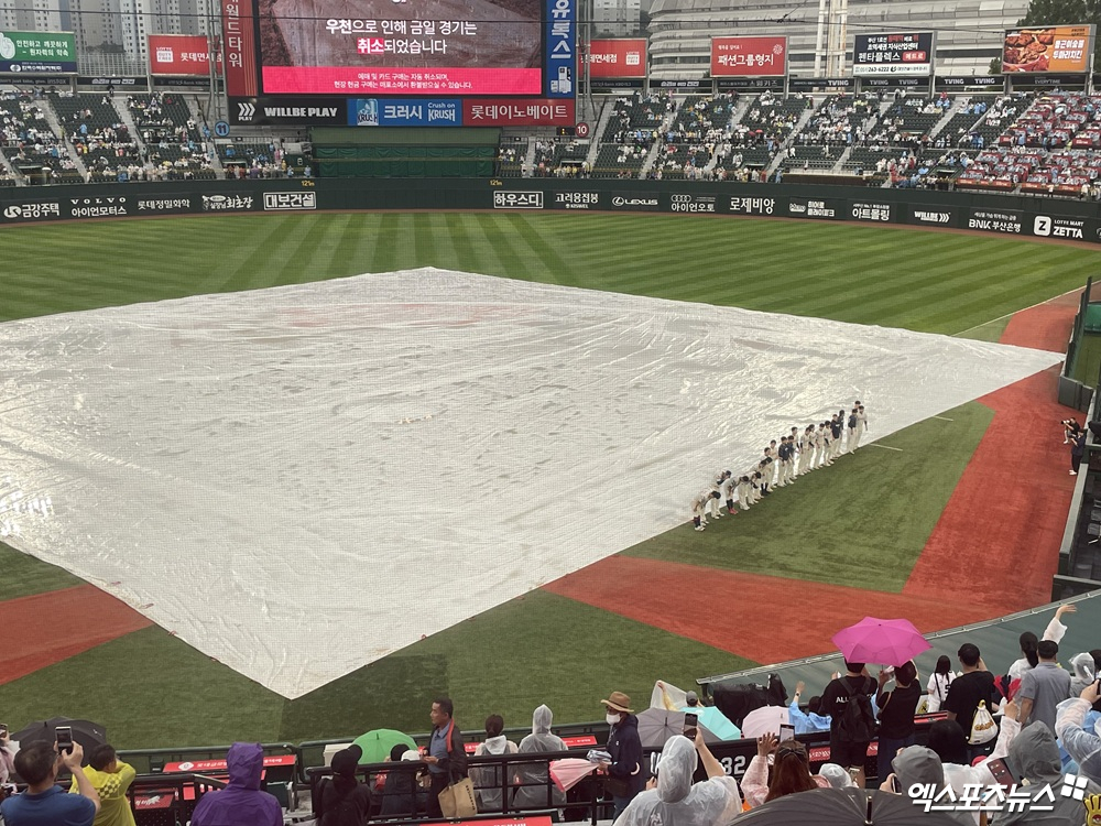 21일 롯데 자이언츠와 삼성 라이온즈의 맞대결이 예고돼 있는 부산 사직야구장. 갑작스러운 폭우로 경기 개시가 지연됐고 결국 우천 취소가 결정됐다. 그라운드 오른쪽에 위치한 롯데 선수들이 팬들에게 인사하고 있다. 엑스포츠뉴스 부산, 최원영 기자
