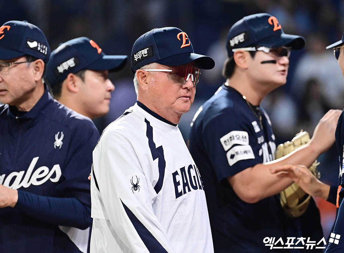30일 오후 경상남도 창원NC파크에서 열린 '2025 신한 SOL Bank KBO리그' 한화 이글스와 NC 다이노스의 경기, 경기 종료 후 한화 김경문 감독이 그라운드를 빠져나가고 있다. 엑스포츠뉴스DB
