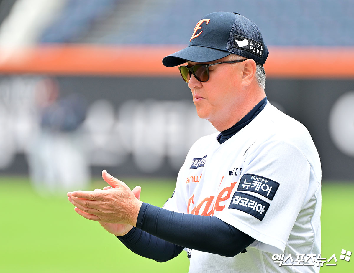 14일 오후 대전 한화생명 볼파크에서 열리는 '2025 신한 SOL Bank KBO리그' LG 트윈스와 한화 이글스의 경기, 한화 김경문 감독이 선수들을 격려하고 있다. 엑스포츠뉴스DB