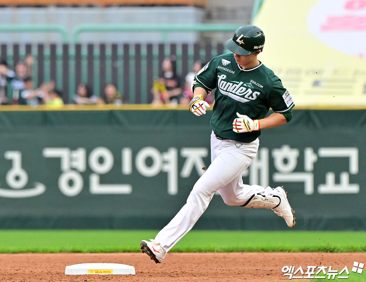 21일 오후 인천SSG랜더스필드에서 열린 '2025 신한 SOL Bank KBO리그' KIA 타이거즈와 SSG 랜더스의 경기, 5회말 SSG 박성한이 솔로 홈런을 날리고 있다. 엑스포츠뉴스 DB