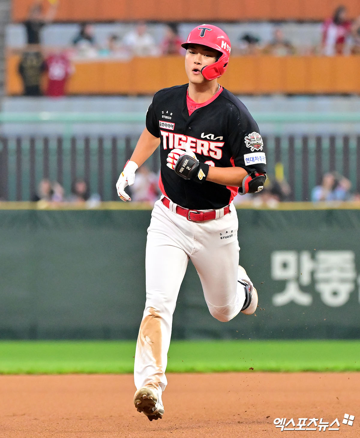 21일 오후 인천SSG랜더스필드에서 열린 '2025 신한 SOL Bank KBO리그' KIA 타이거즈와 SSG 랜더스의 경기, 8회초 KIA 박민이 솔로 홈런을 날린 후 그라운드를 돌고 있다. 인천, 김한준 기자