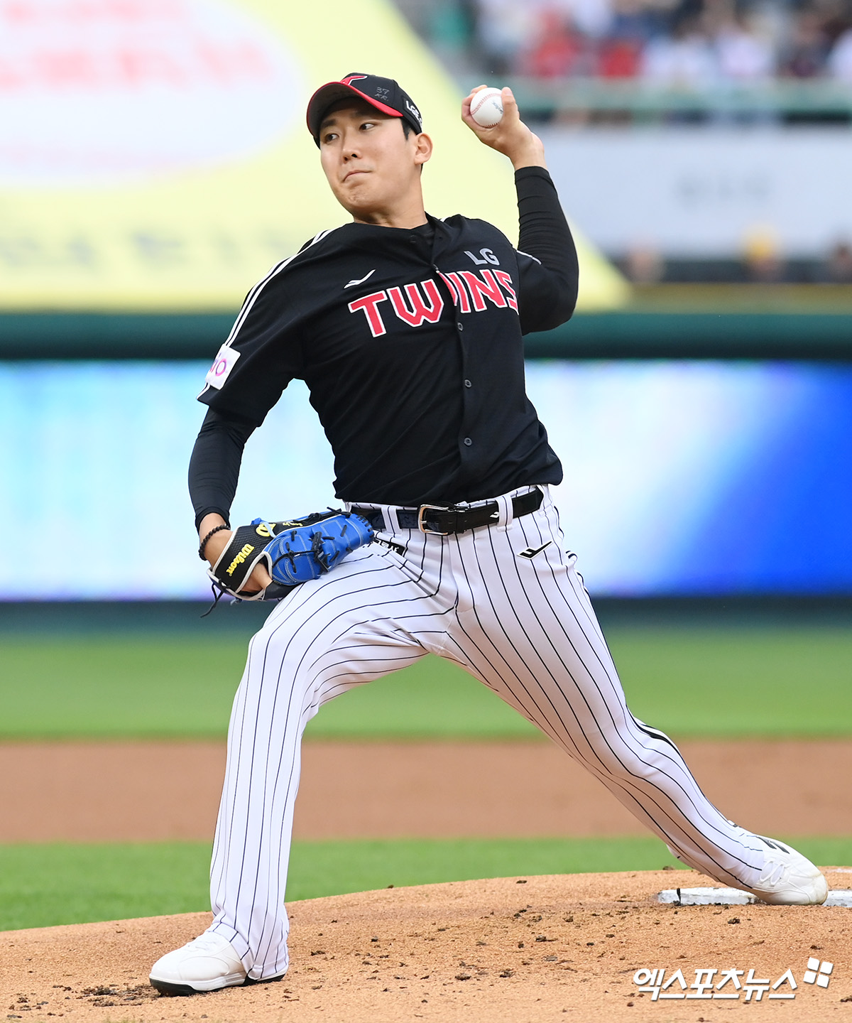 LG 트윈스 좌완 손주영이 21일 서울 잠실야구장에서 열린 2025 신한 SOL Bank KBO리그 두산 베어스와의 팀 간 7차전에 6회초 구원 등판, ⅓이닝 3피안타 2실점으로 패전투수가 됐다. 사진 엑스포츠뉴스 DB