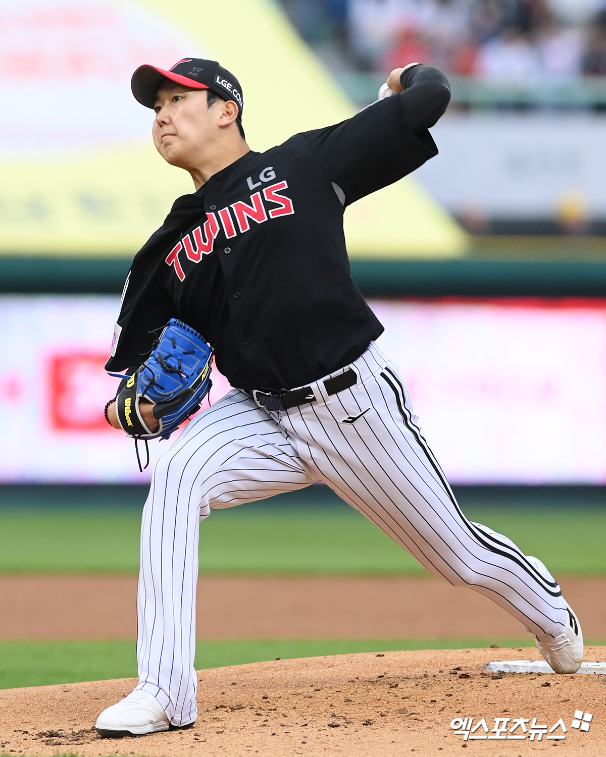 LG 트윈스 좌완 손주영이 21일 서울 잠실야구장에서 열린 2025 신한 SOL Bank KBO리그 두산 베어스와의 팀 간 7차전에 6회초 구원 등판, ⅓이닝 3피안타 2실점으로 패전투수가 됐다. 사진 엑스포츠뉴스 DB