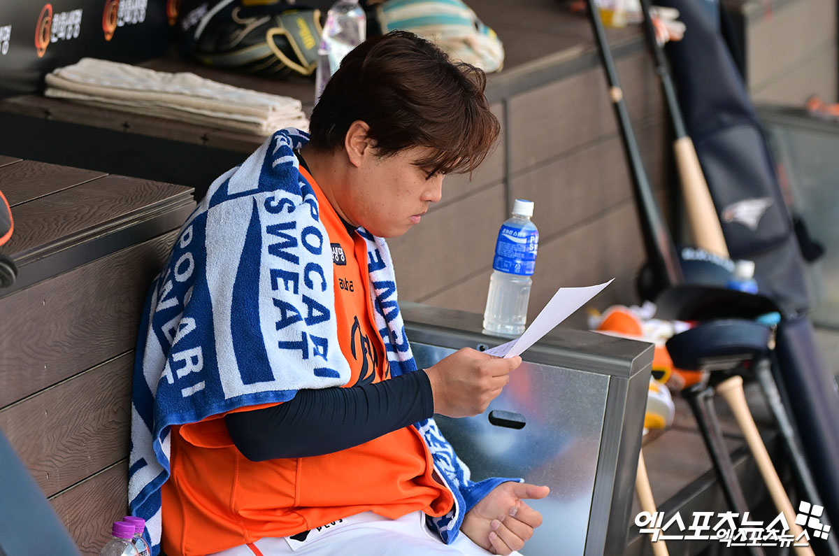 18일 오후 대전 한화생명 볼파크에서 열린 '2025 신한 SOL Bank KBO리그' SSG 랜더스와 한화 이글스의 경기, 한화 류현진이 분석표를 보고 있다. 엑스포츠뉴스DB