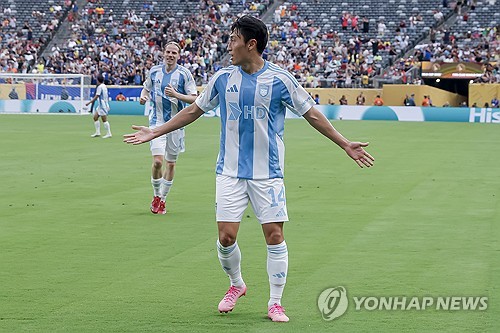 K리그1 챔피언 울산HD가 22일 미국 뉴저지에 위치한 메트라이프 스타디움에서 열린 2025 FIFA 클럽월드컵 조별리그 F조 2차전서 브라질 강호 플루미넨시에 2-4로 대패했다. 앞서 1차전서 남아공 리그의 마멜로디 선다운스에게 0-1로 패했던 울산은 대회 2연패로 최종전 결과와 상관 없이 짐을 싸게 됐다. 연합뉴스