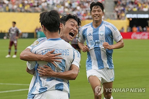 K리그1 챔피언 울산HD가 22일 미국 뉴저지에 위치한 메트라이프 스타디움에서 열린 2025 FIFA 클럽월드컵 조별리그 F조 2차전서 브라질 강호 플루미넨시에 2-4로 대패했다. 앞서 1차전서 남아공 리그의 마멜로디 선다운스에게 0-1로 패했던 울산은 대회 2연패로 최종전 결과와 상관 없이 짐을 싸게 됐다. 연합뉴스