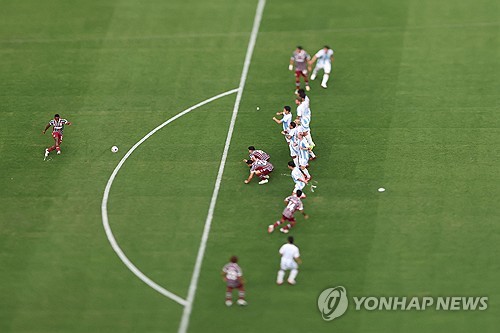 K리그1 챔피언 울산HD가 22일 미국 뉴저지에 위치한 메트라이프 스타디움에서 열린 2025 FIFA 클럽월드컵 조별리그 F조 2차전서 브라질 강호 플루미넨시에 2-4로 대패했다. 앞서 1차전서 남아공 리그의 마멜로디 선다운스에게 0-1로 패했던 울산은 대회 2연패로 최종전 결과와 상관 없이 짐을 싸게 됐다. 연합뉴스