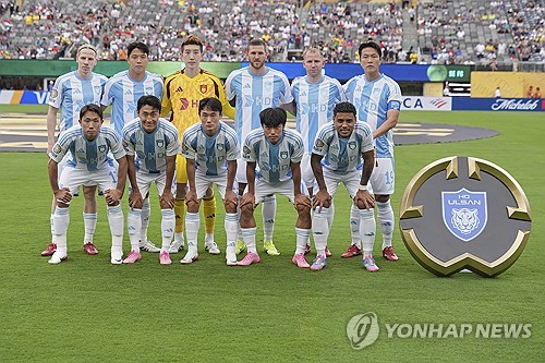 K리그1 챔피언 울산HD가 22일 미국 뉴저지에 위치한 메트라이프 스타디움에서 열린 2025 FIFA 클럽월드컵 조별리그 F조 2차전서 브라질 강호 플루미넨시에 2-4로 대패했다. 앞서 1차전서 남아공 리그의 마멜로디 선다운스에게 0-1로 패했던 울산은 대회 2연패로 최종전 결과와 상관 없이 짐을 싸게 됐다. 연합뉴스