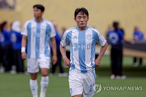 K리그1 챔피언 울산HD가 22일 미국 뉴저지에 위치한 메트라이프 스타디움에서 열린 2025 FIFA 클럽월드컵 조별리그 F조 2차전서 브라질 강호 플루미넨시에 2-4로 대패했다. 앞서 1차전서 남아공 리그의 마멜로디 선다운스에게 0-1로 패했던 울산은 대회 2연패로 최종전 결과와 상관 없이 짐을 싸게 됐다. 연합뉴스
