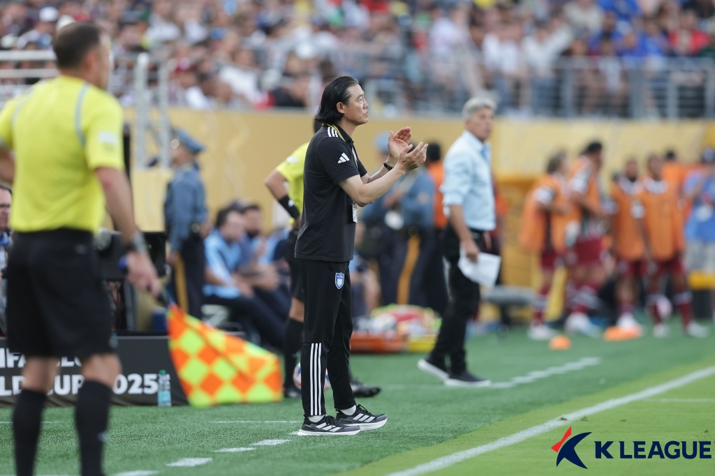 K리그1 챔피언 울산HD가 22일 미국 뉴저지에 위치한 메트라이프 스타디움에서 열린 2025 FIFA 클럽월드컵 조별리그 F조 2차전서 브라질 강호 플루미넨시에 2-4로 대패했다. 앞서 1차전서 남아공 리그의 마멜로디 선다운스에게 0-1로 패했던 울산은 대회 2연패로 최종전 결과와 상관 없이 짐을 싸게 됐다. 한국프로축구연맹