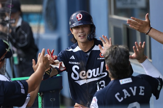 두산 베어스 이유찬이 부상 복귀 뒤 1군 9경기 연속 안타 행진으로 다시 주전 유격수 자리를 꿰찼다. 조성환 감독대행은 이유찬이 향후 국가대표 유격수로 발탁될 수 있을 재목이라고 극찬했다. 두산 베어스