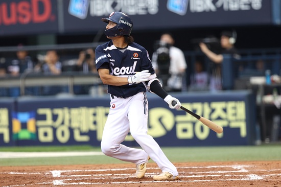 두산 베어스 이유찬이 부상 복귀 뒤 1군 9경기 연속 안타 행진으로 다시 주전 유격수 자리를 꿰찼다. 조성환 감독대행은 이유찬이 향후 국가대표 유격수로 발탁될 수 있을 재목이라고 극찬했다. 두산 베어스