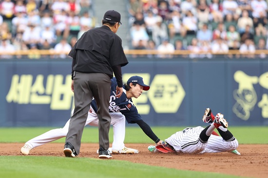 두산 베어스 이유찬이 부상 복귀 뒤 1군 9경기 연속 안타 행진으로 다시 주전 유격수 자리를 꿰찼다. 조성환 감독대행은 이유찬이 향후 국가대표 유격수로 발탁될 수 있을 재목이라고 극찬했다. 두산 베어스