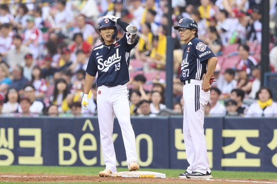 두산 베어스 이유찬이 부상 복귀 뒤 1군 9경기 연속 안타 행진으로 다시 주전 유격수 자리를 꿰찼다. 조성환 감독대행은 이유찬이 향후 국가대표 유격수로 발탁될 수 있을 재목이라고 극찬했다. 두산 베어스