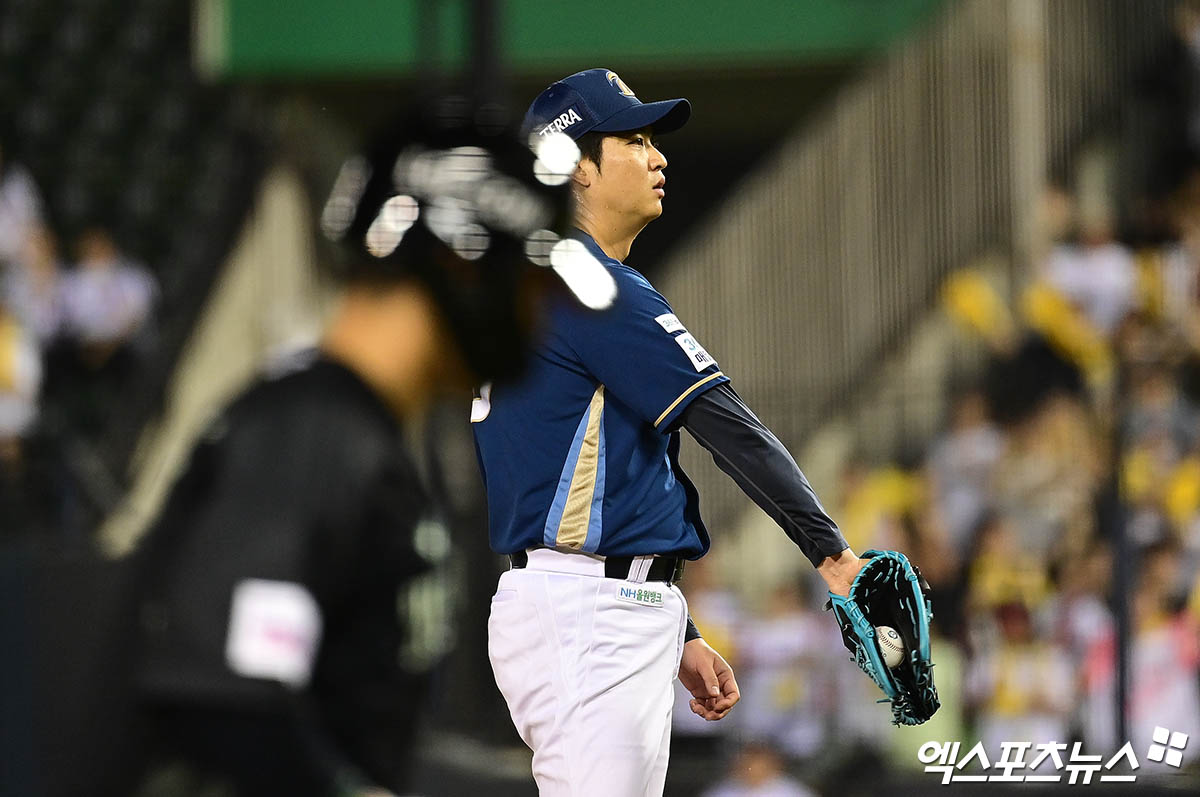 18일 오후 서울 송파구 잠실야구장에서 열린 '신한 SOL Bank KBO리그' NC 다이노스와 LG 트윈스의 경기, 5회말 무사 만루 NC 투수 임정호가 LG 박해민에게 밀어내기 볼넷을 허용하며 실점하자 아쉬워하고 있다. 엑스포츠뉴스 DB