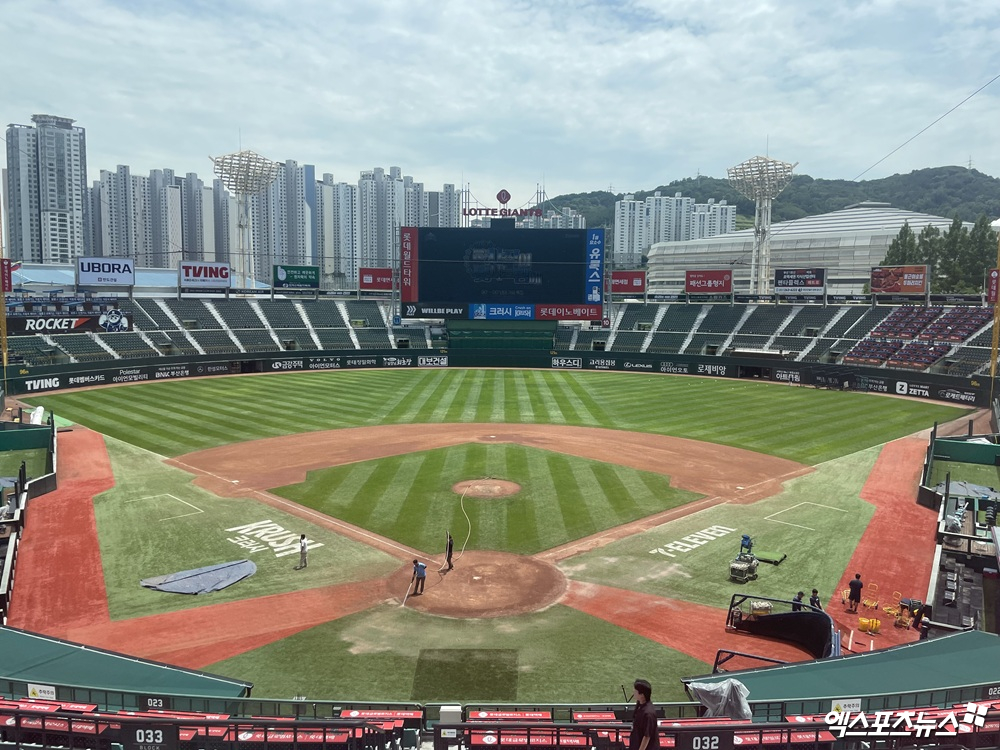 22일 롯데 자이언츠와 삼성 라이온즈의 맞대결이 예고된 부산 사직야구장. 날이 화창해져 경기 정상 개시가 유력해졌다. 엑스포츠뉴스 부산, 최원영 기자