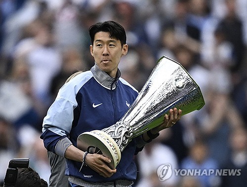 축구 전문 매체 토크스포츠의 벤 제이콥스 기자는 독일 분데스리가 클럽이자 손흥민(토트넘 홋스퍼)의 친정팀인 바이엘 레버쿠젠이 손흥민을 다시 데려오길 원한다고 주장했다. 그는 아직 레버쿠젠의 공식 제안은 없지만 내부적으로는 이미 협의가 시작됐다고 밝혔다. 만약 손흥민이 토트넘을 떠나 레버쿠젠으로 향한다면 2015년 클럽을 떠난 이후 10년 만에 친정팀으로 복귀하게 된다. 또 레버쿠젠 신임 사령탑 에릭 텐 하흐 감독 밑에서 시즌을 보내게 된다. 연합뉴스