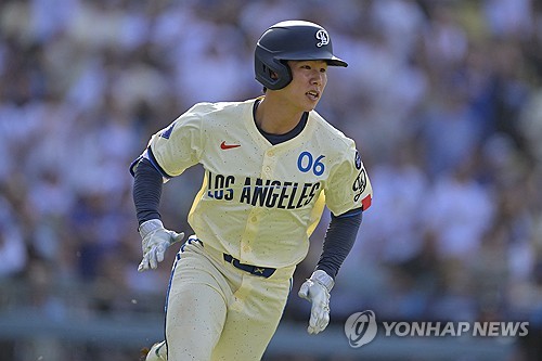 미국 메이저리그 LA 다저스의 김혜성이 22일(한국시간) 미국 캘리포니아주 로스앤젤레스의 다저 스타디움에서 열린 2025 메이저리그 워싱턴 내셔널스와 홈 경기에서 출전 기회를 얻지 못하고 결장했다. 사진 연합뉴스