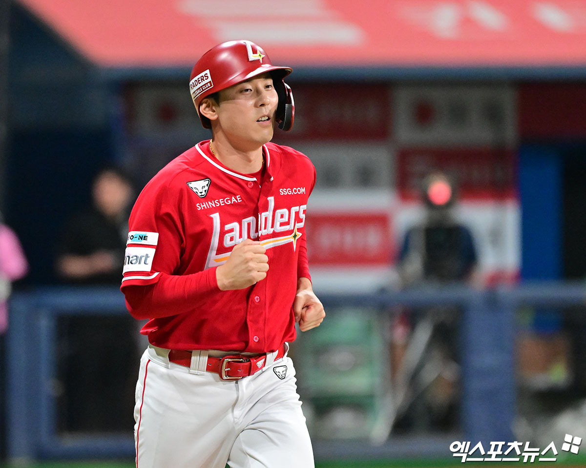 19일 오후 서울 구로구 고척스카이돔에서 열린 '2025 신한 SOL Bank KBO리그' SSG 랜더스와 키움 히어로즈의 경기, 10회초 1사 SSG 김성욱이 볼넷으로 출루하고 있다. 엑스포츠뉴스 DB