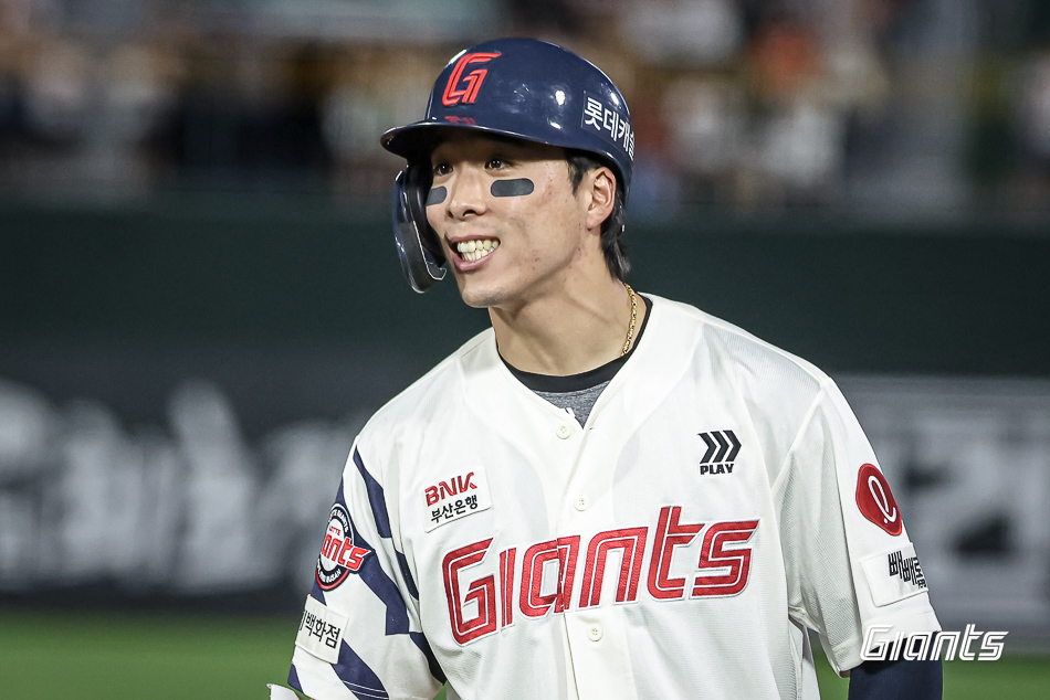 롯데 자이언츠 외야수 김동혁이 올해 정규시즌 경기에서 안타를 친 뒤 기뻐하고 있다. 롯데 자이언츠