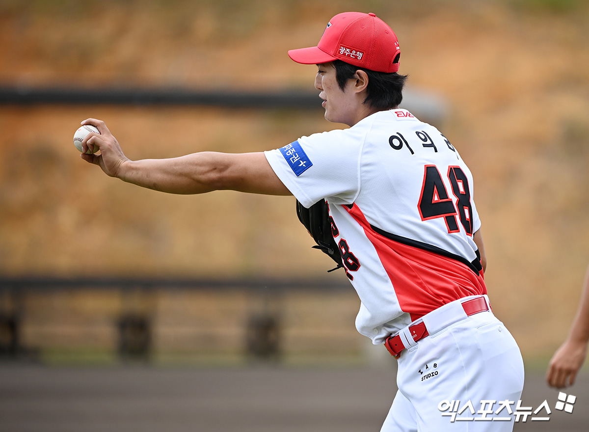 KIA 타이거즈 이의리가 22일 함평-KIA챌린저스필드에서 열린 2025 메디힐 KBO 퓨처스리그 두산 베어스와의 홈경기에 선발 등판해 2이닝 2피안타 4탈삼진 1사사구 1실점(비자책)을 기록했다. 39구를 던졌으며, 최고구속 151km/h를 나타냈다. 이의리의 투구 내용에 관해 보고를 받은 이범호 KIA 감독은 순조로운 복귀 준비에 만족감을 나타냈다. 엑스포츠뉴스 DB