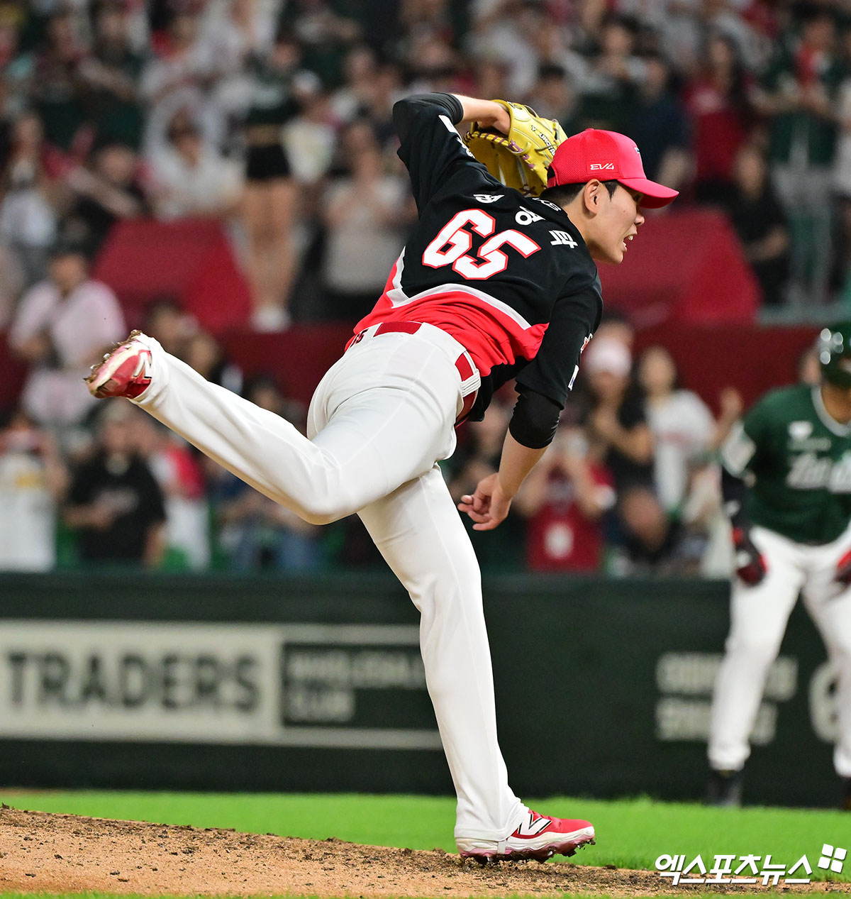 KIA 타이거즈 성영탁이 21일 인천SSG랜더스필드에서 열린 2025 신한 SOL Bank KBO리그 SSG 랜더스와의 시즌 6차전에 구원 등판해 1⅔이닝 1피안타 무사사구 1탈삼진 무실점을 기록했다. 성영탁의 데뷔 후 연속 이닝 무실점 기록은 17⅓이닝으로 늘었다. 엑스포츠뉴스 DB