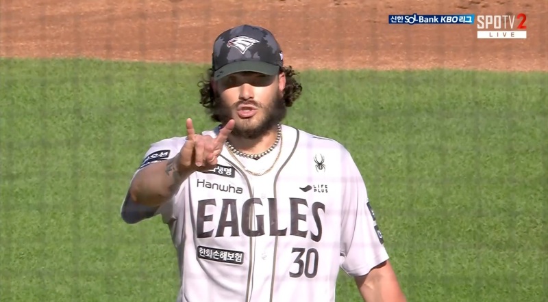 키움과 한화 선수들이 22일 대전 한화생명 볼파크에서 열린 2025 신한 SOL Bank KBO리그 팀 간 7차전, 한화가 3-0으로 앞선 3회초 도중 한화 선발투수 코디 폰세와 키움 임지열의 승부 상황에서 벤치클리어링을 펼쳤다. 벤치클리어링 전 폰세가 임지열에게 제스처를 취하고 있다. SPOTV2 중계화면