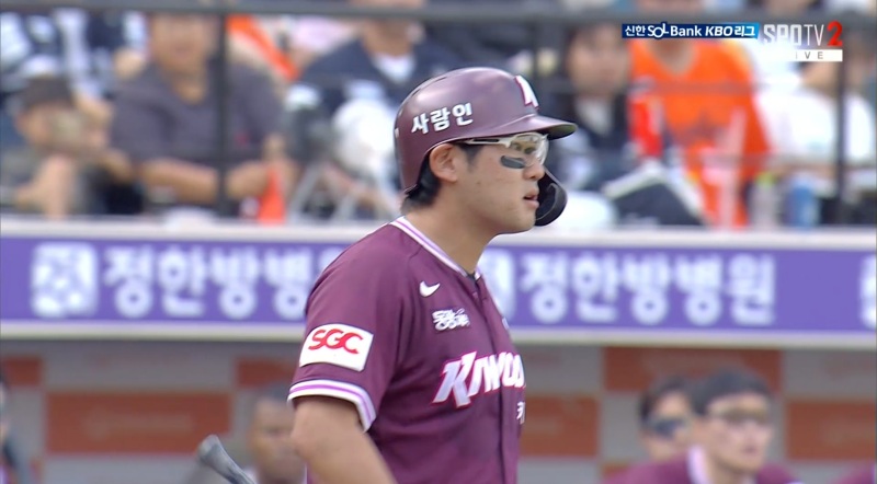 키움과 한화 선수들이 22일 대전 한화생명 볼파크에서 열린 2025 신한 SOL Bank KBO리그 맞대결에서 3회초 도중 한화 선발투수 코디 폰세와 키움 임지열의 승부 대 벤치클리어링을 펼쳤다. 벤치클리어링 전 임지열이 폰세를 노려보고 있다. SPOTV2 중계화면