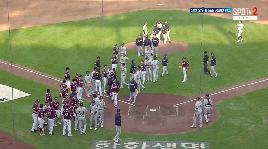 키움과 한화 선수들이 22일 대전 한화생명 볼파크에서 열린 2025 신한 SOL Bank KBO리그 팀 간 7차전, 한화가 3-0으로 앞선 3회초 도중 한화 선발투수 코디 폰세와 키움 임지열의 승부 상황에서 벤치클리어링을 하기 위해 마운드 근처로 뛰어들고 있다. SPOTV2 중계화면