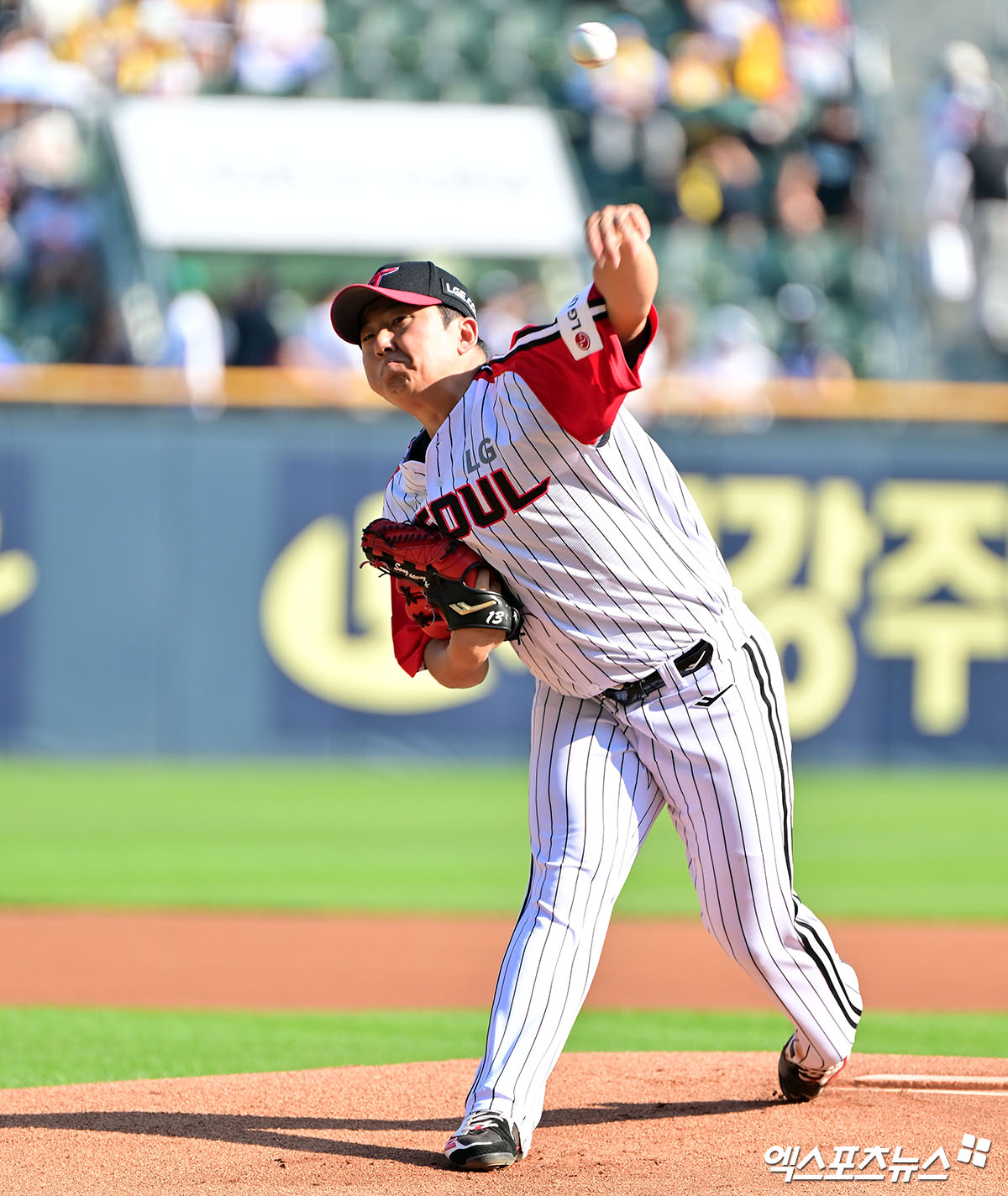 LG 트윈스가 두 자릿수 득점을 달성한 팀 타선의 집중력과 투수 송승기의 퀄리티 스타트 쾌투를 앞세워 두산 베어스를 대파했다. 염경엽 감독이 이끄는 LG는 22일 서울 잠실구장에서 열린 2025 신한 Sol 뱅크 KBO리그 두산전에서 13-5로 크게 이겼다. 2연패에서 탈출한 2위 LG는 같은 날 승리한 1위 한화 이글스와 경기 차를 1경기로 유지했다. 역시 같은 날 삼성에 9-6 뒤집기 승리를 이룬 롯데 자이언츠와의 간격도 1경기 그대로다. 잠실, 김한준 기자