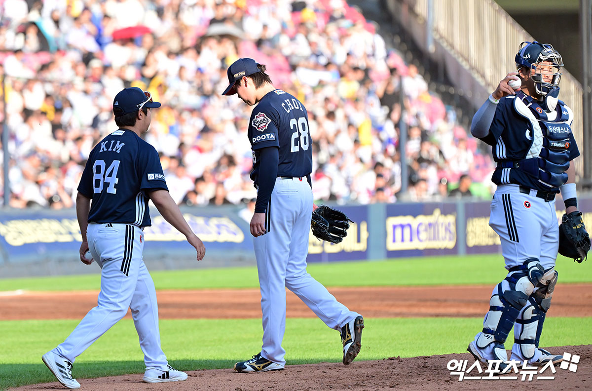 LG 트윈스가 두 자릿수 득점을 달성한 팀 타선의 집중력과 투수 송승기의 퀄리티 스타트 쾌투를 앞세워 두산 베어스를 대파했다. 염경엽 감독이 이끄는 LG는 22일 서울 잠실구장에서 열린 2025 신한 Sol 뱅크 KBO리그 두산전에서 13-5로 크게 이겼다. 2연패에서 탈출한 2위 LG는 같은 날 승리한 1위 한화 이글스와 경기 차를 1경기로 유지했다. 역시 같은 날 삼성에 9-6 뒤집기 승리를 이룬 롯데 자이언츠와의 간격도 1경기 그대로다. 잠실, 김한준 기자