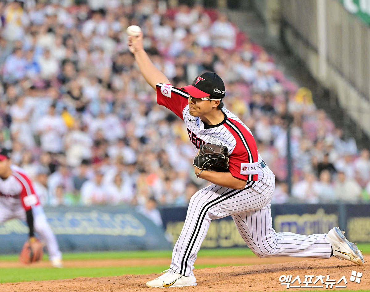 LG 트윈스가 두 자릿수 득점을 달성한 팀 타선의 집중력과 투수 송승기의 퀄리티 스타트 쾌투를 앞세워 두산 베어스를 대파했다. 염경엽 감독이 이끄는 LG는 22일 서울 잠실구장에서 열린 2025 신한 Sol 뱅크 KBO리그 두산전에서 13-5로 크게 이겼다. 2연패에서 탈출한 2위 LG는 같은 날 승리한 1위 한화 이글스와 경기 차를 1경기로 유지했다. 역시 같은 날 삼성에 9-6 뒤집기 승리를 이룬 롯데 자이언츠와의 간격도 1경기 그대로다. 잠실, 김한준 기자