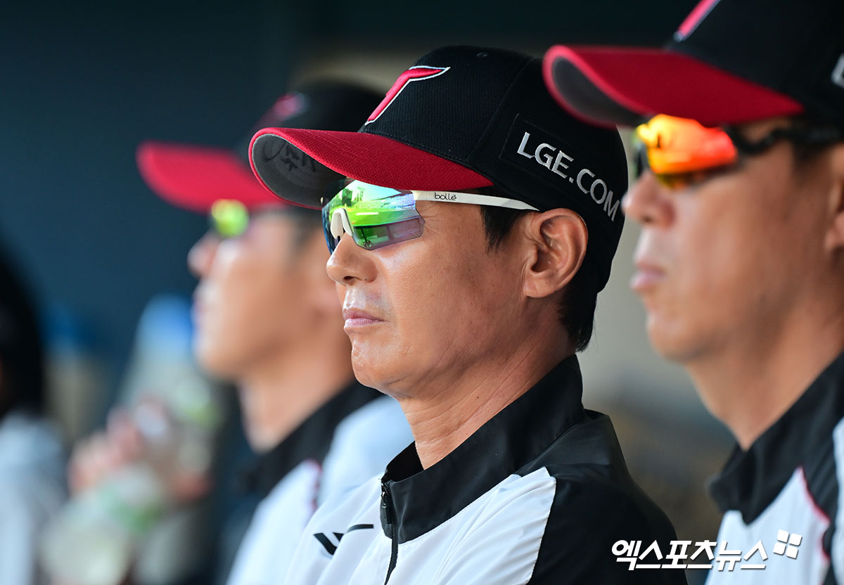 LG 트윈스가 두 자릿수 득점을 달성한 팀 타선의 집중력과 투수 송승기의 퀄리티 스타트 쾌투를 앞세워 두산 베어스를 대파했다. 염경엽 감독이 이끄는 LG는 22일 서울 잠실구장에서 열린 2025 신한 Sol 뱅크 KBO리그 두산전에서 13-5로 크게 이겼다. 2연패에서 탈출한 2위 LG는 같은 날 승리한 1위 한화 이글스와 경기 차를 1경기로 유지했다. 역시 같은 날 삼성에 9-6 뒤집기 승리를 이룬 롯데 자이언츠와의 간격도 1경기 그대로다. 잠실, 김한준 기자