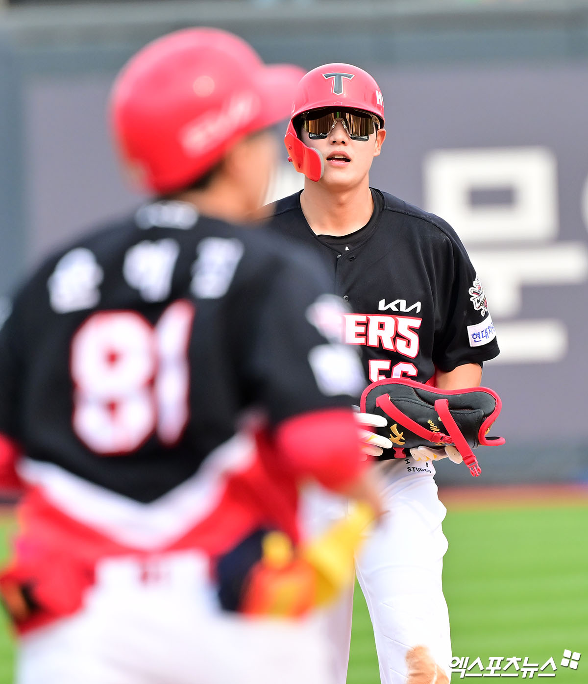 31일 오후 수원KT위즈파크에서 열린 '2025 신한 SOL Bank KBO리그' KIA 타이거즈와 KT 위즈의 경기, 8회초 1사 KIA 오선우가 좌중간 2루타를 날린 후 타임을 요청하고 있다. 엑스포츠뉴스 DB