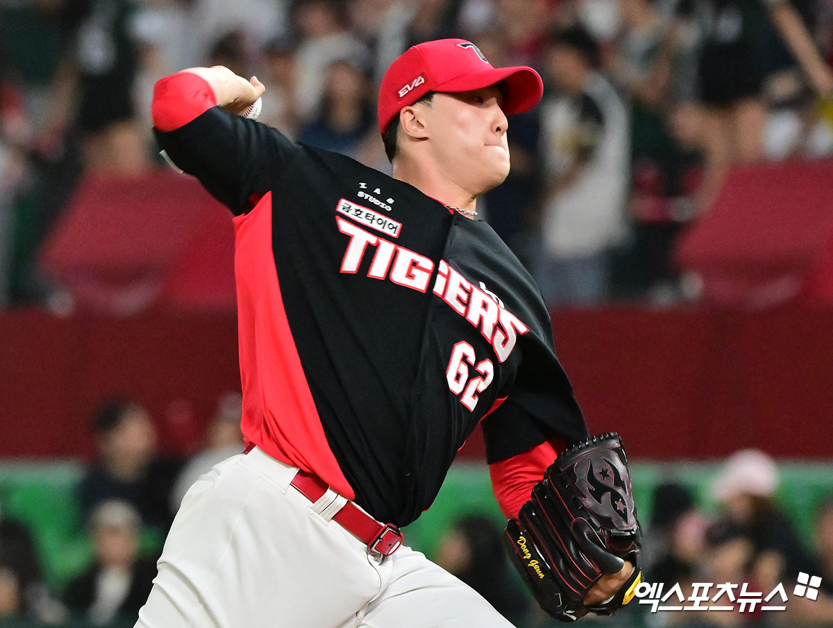 21일 오후 인천SSG랜더스필드에서 열린 '2025 신한 SOL Bank KBO리그' KIA 타이거즈와 SSG 랜더스의 경기, 9회말 KIA 정해영이 공을 힘차게 던지고 있다. 엑스포츠뉴스 DB