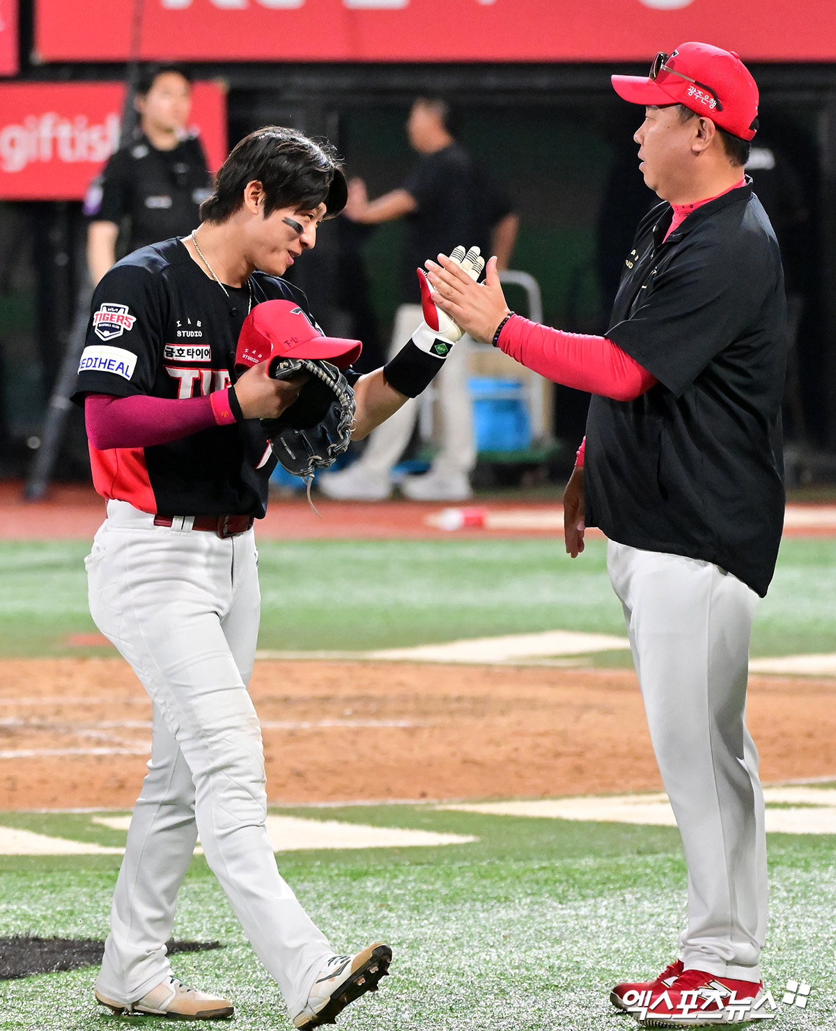 22일 오후 수원KT위즈파크에서 열린 '2025 신한 SOL Bank KBO리그' KIA 타이거즈와 KT 위즈의 경기, KIA가 홈런 포함 3안타를 몰아친 김도영의 활약에 힘입어 KT에 7:3으로 승리했다.rr이날 경기에서 승리한 KIA 이범호 감독이 선수들과 하이파이브를 하고 있다. 엑스포츠뉴스 DB