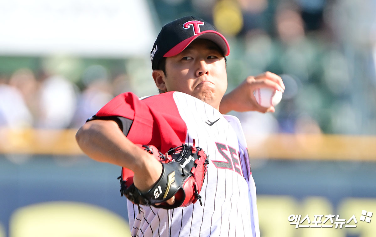 22일 오후 서울 송파구 잠실야구장에서 열린 '2025 신한 SOL Bank KBO리그' 두산 베어스와 LG 트윈스의 경기, 1회초 LG 선발투수 송승기가 공을 힘차게 던지고 있다. 잠실, 김한준 기자